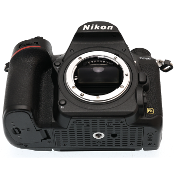NIKON D780