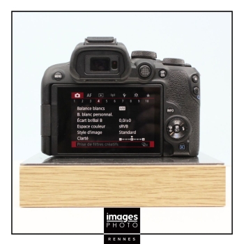 CANON R10 + 18-150/3.5-6.3 IS - MOINS DE 2000 DÉCL.