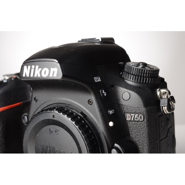 NIKON D 750 NU  29 317 CLICS