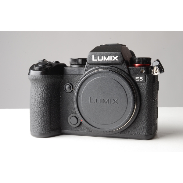 PANASONIC LUMIX S5 NU  4723 clics - 2 batteries