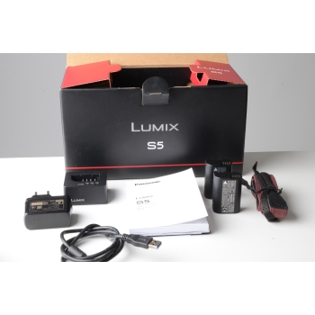 PANASONIC LUMIX S5 NU  4723 clics - 2 batteries