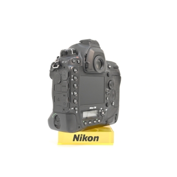 NIKON D6