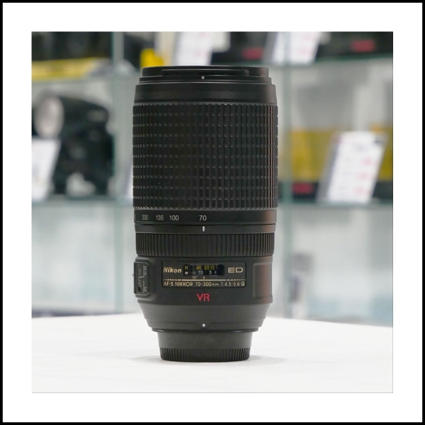 NIKON AF-S 70-300 f/4.5-5.6 VR