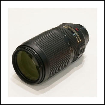 NIKON AF-S 70-300 f/4.5-5.6 VR