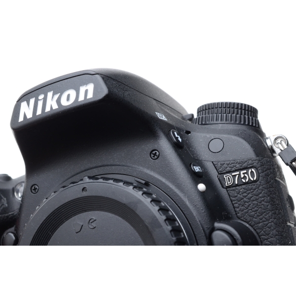NIKON D 750 NU  10 405 CLICS