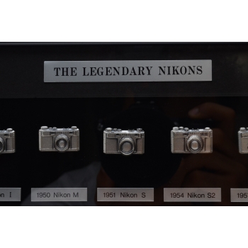 TABLEAU PIN'S NIKON DE LEGENDE