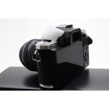 OLYMPUS OMD EM-10 MK II  SILVER + 14-42 MM 3582 clics
