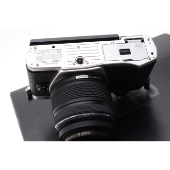 OLYMPUS OMD EM-10 MK II  SILVER + 14-42 MM 3582 clics